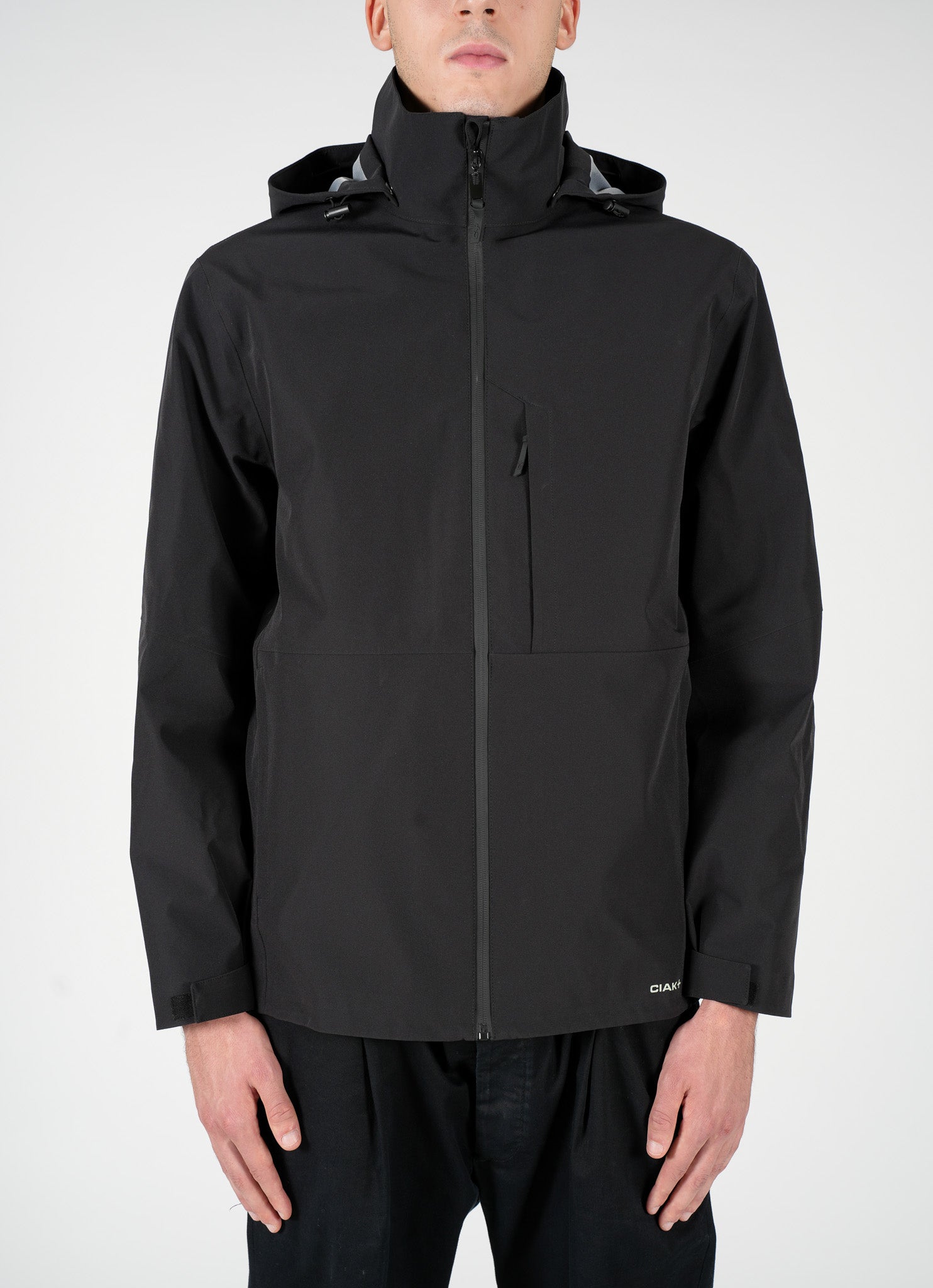 Giacca tecnica nera con cappuccio e zip