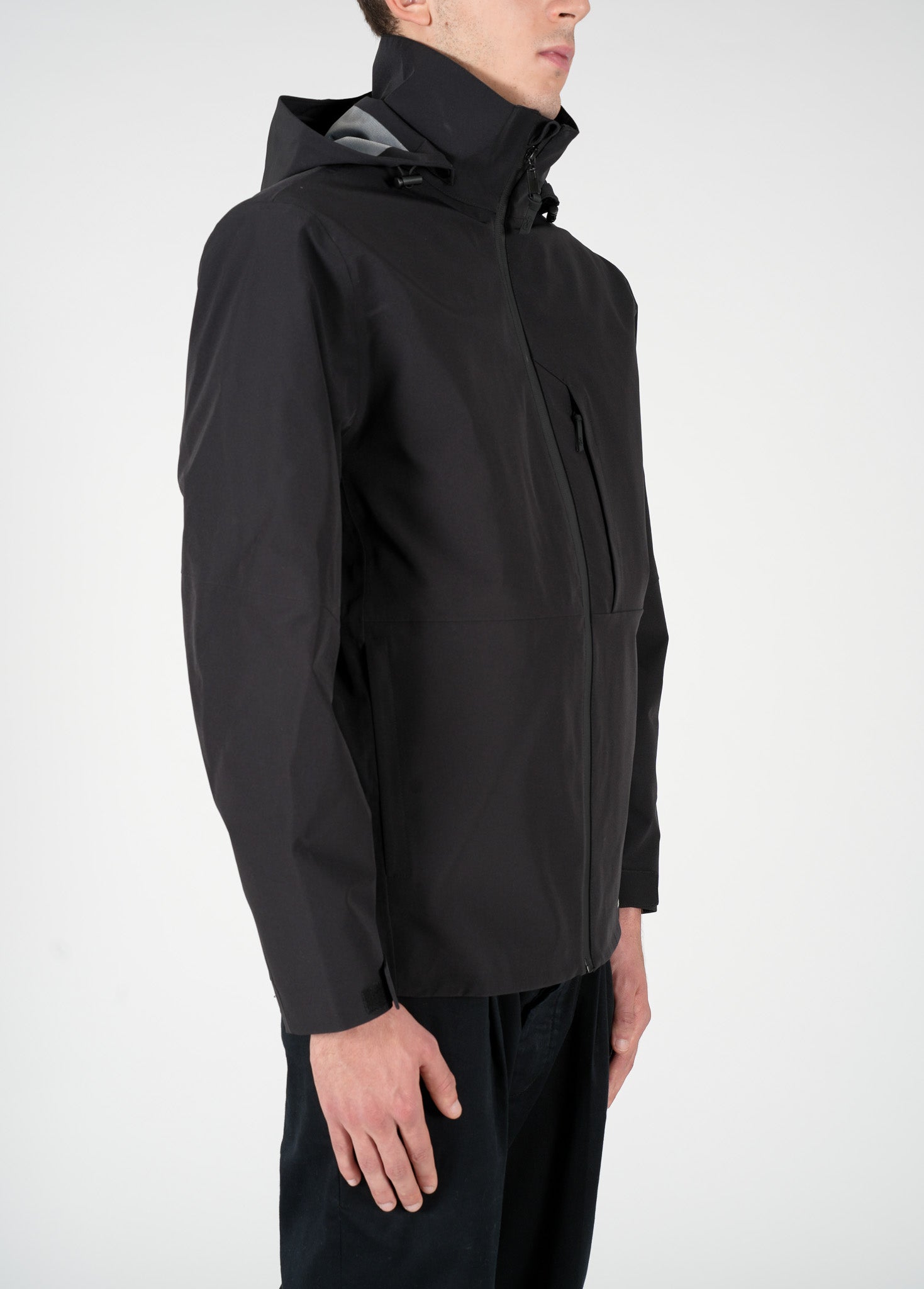 Giacca tecnica nera con cappuccio e zip