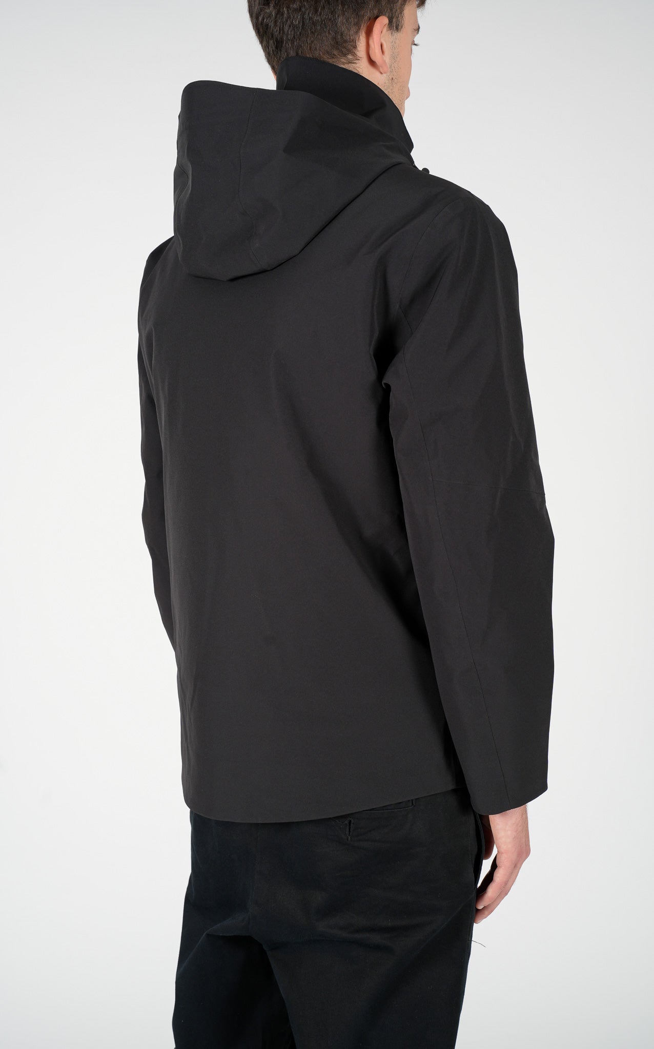 Giacca tecnica nera con cappuccio e zip