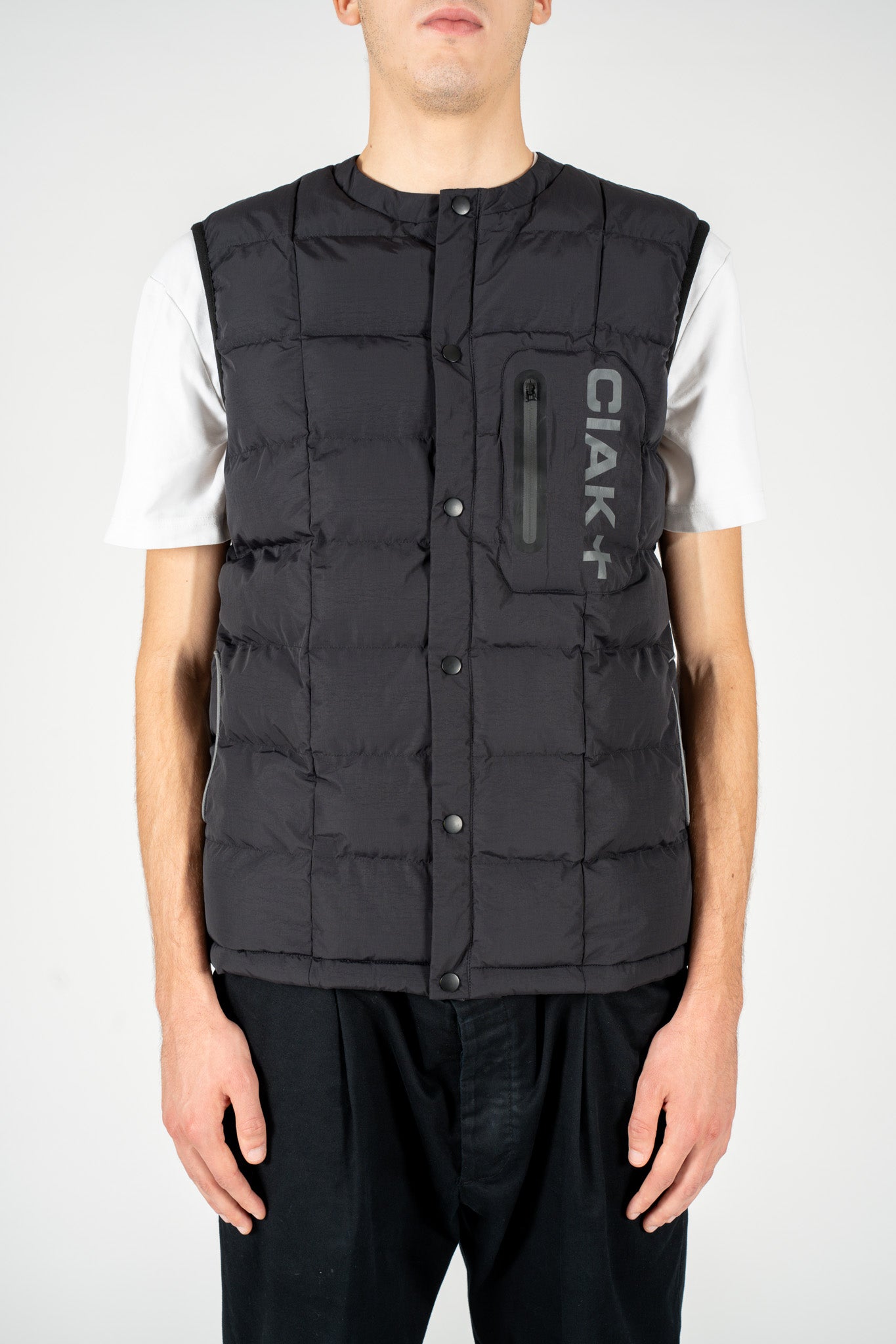 Gilet imbottito navy con tasca frontale e chiusura a bottoni