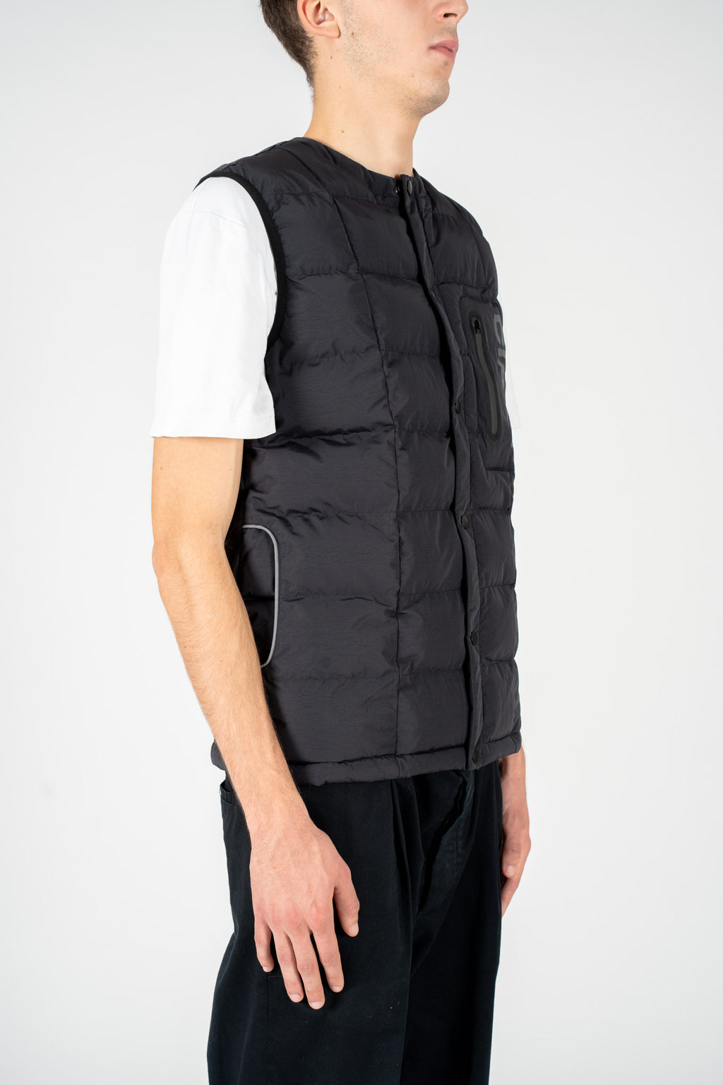 Gilet imbottito navy con tasca frontale e chiusura a bottoni