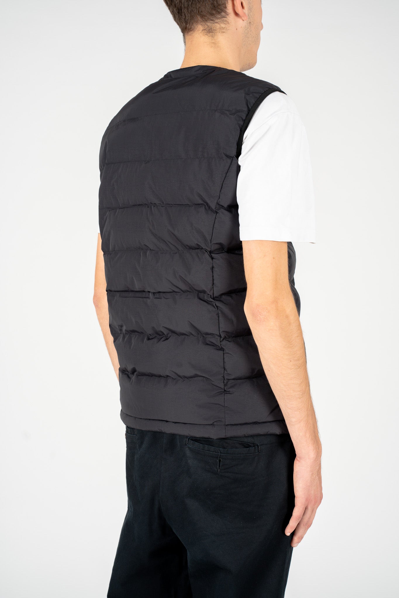 Gilet imbottito navy con tasca frontale e chiusura a bottoni