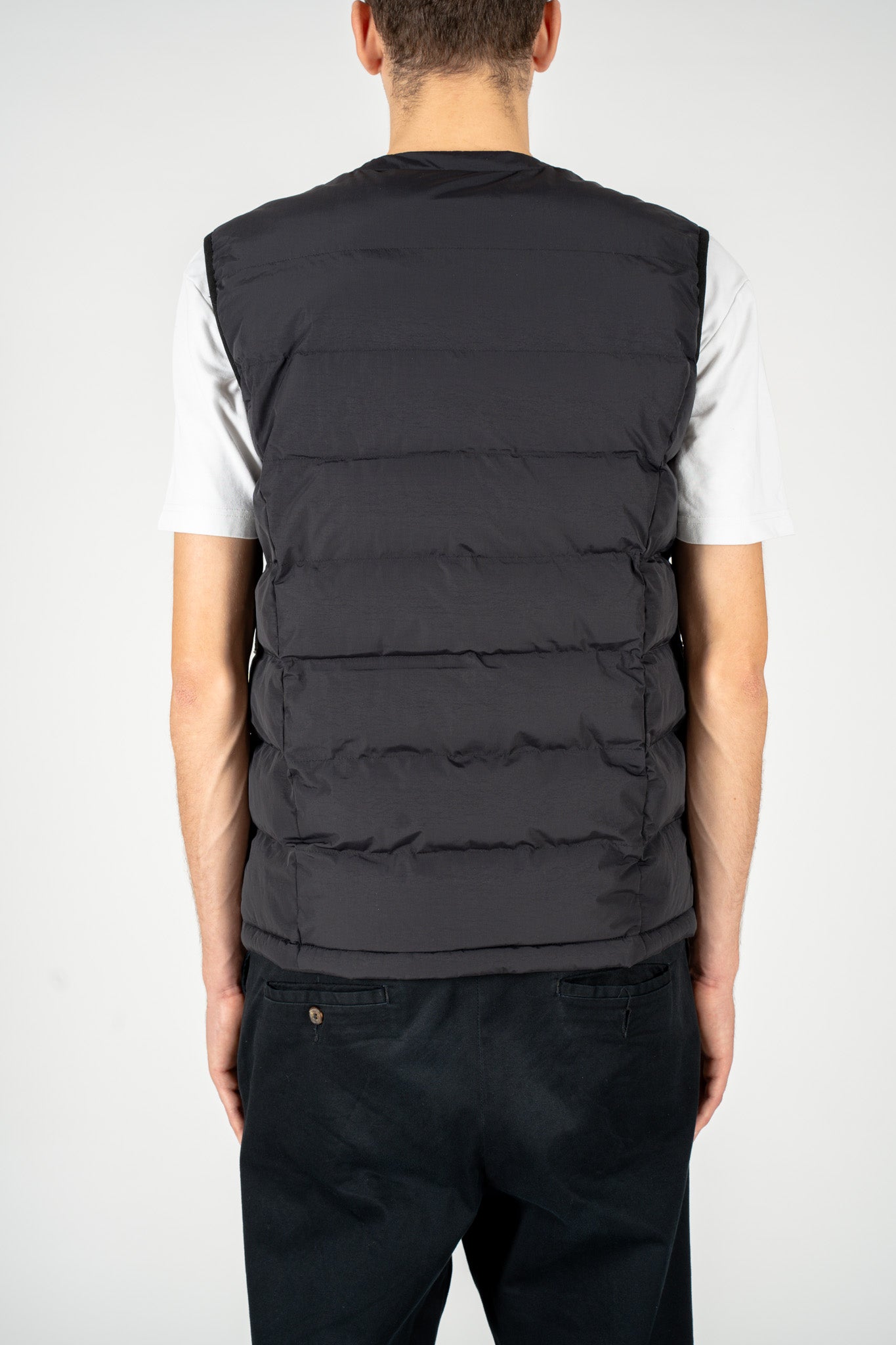 Gilet imbottito navy con tasca frontale e chiusura a bottoni