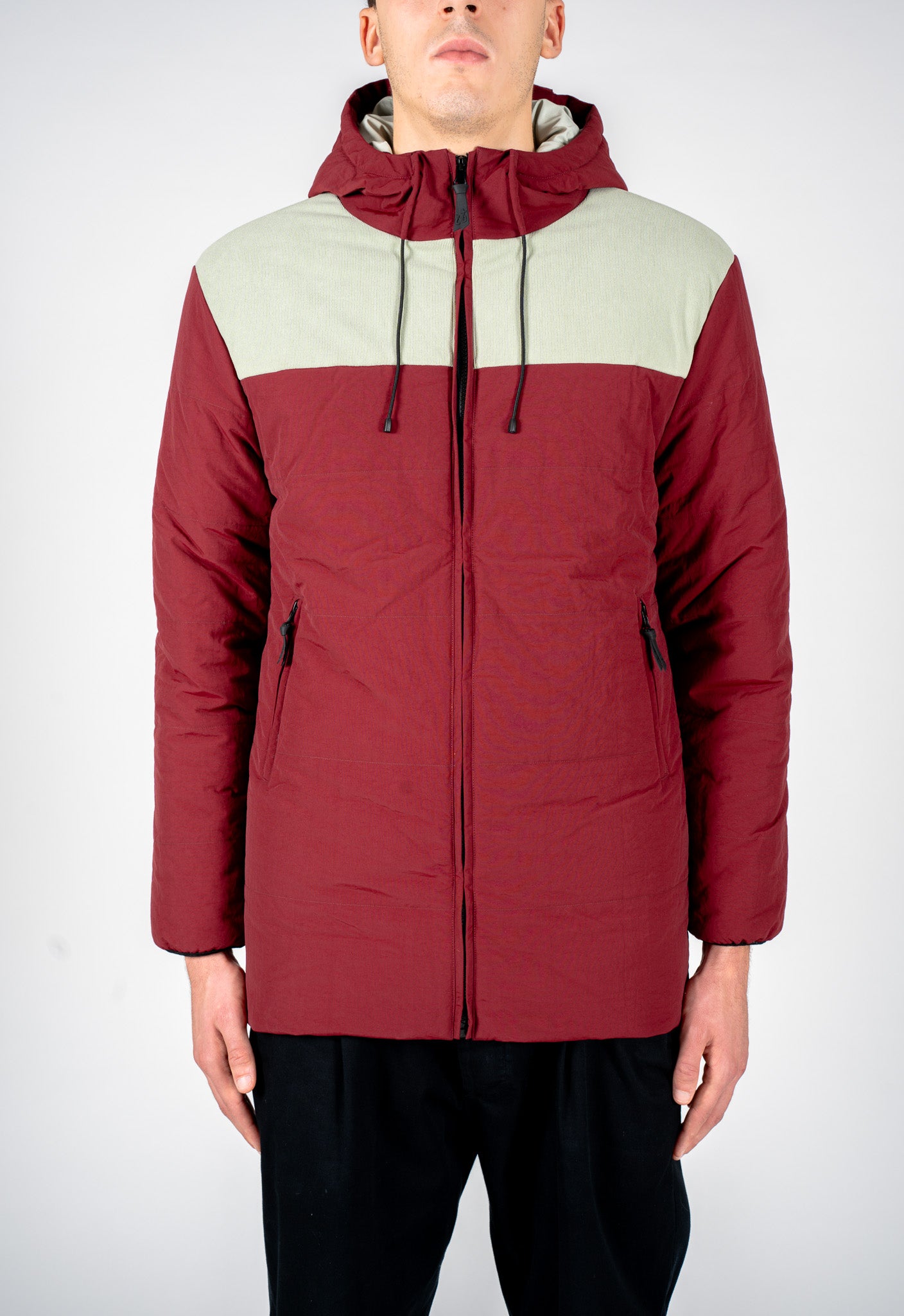 Piumino bicolore bordeaux e inserti in velluto salvia