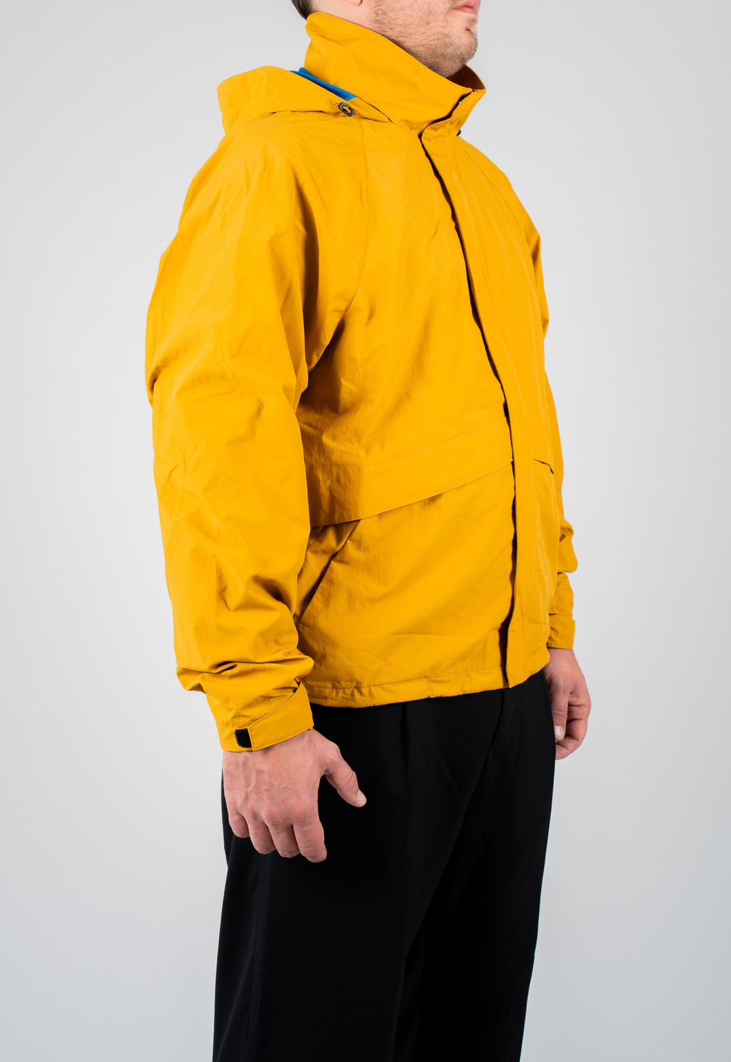 Giacca tecnica color caramello con interno blu elettrico