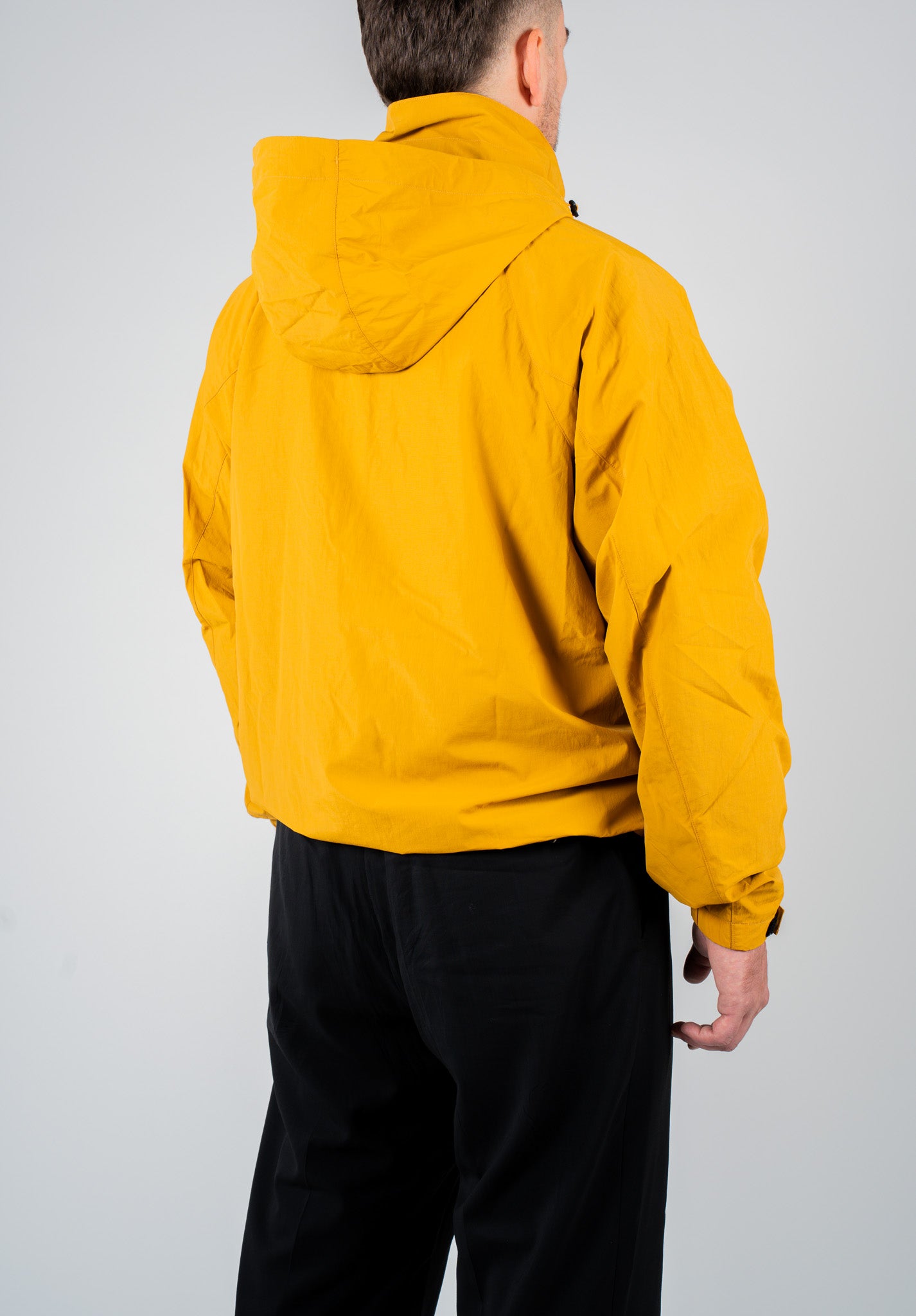 Giacca tecnica color caramello con interno blu elettrico