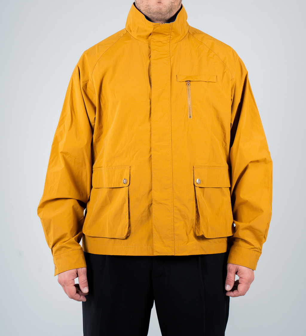 Giacca impermeabile color caramello con interno tecnico blu