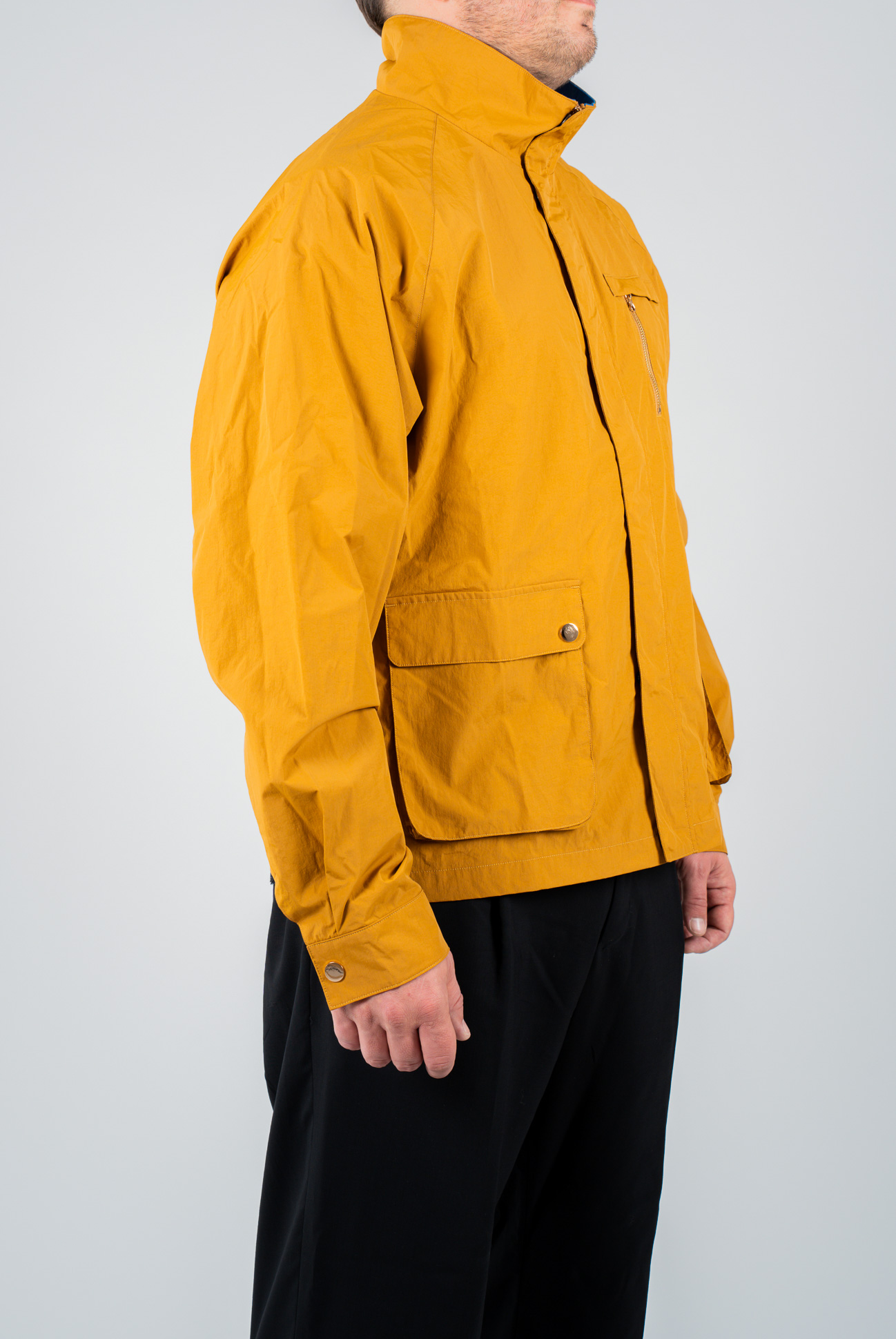 Giacca impermeabile color caramello con interno tecnico blu