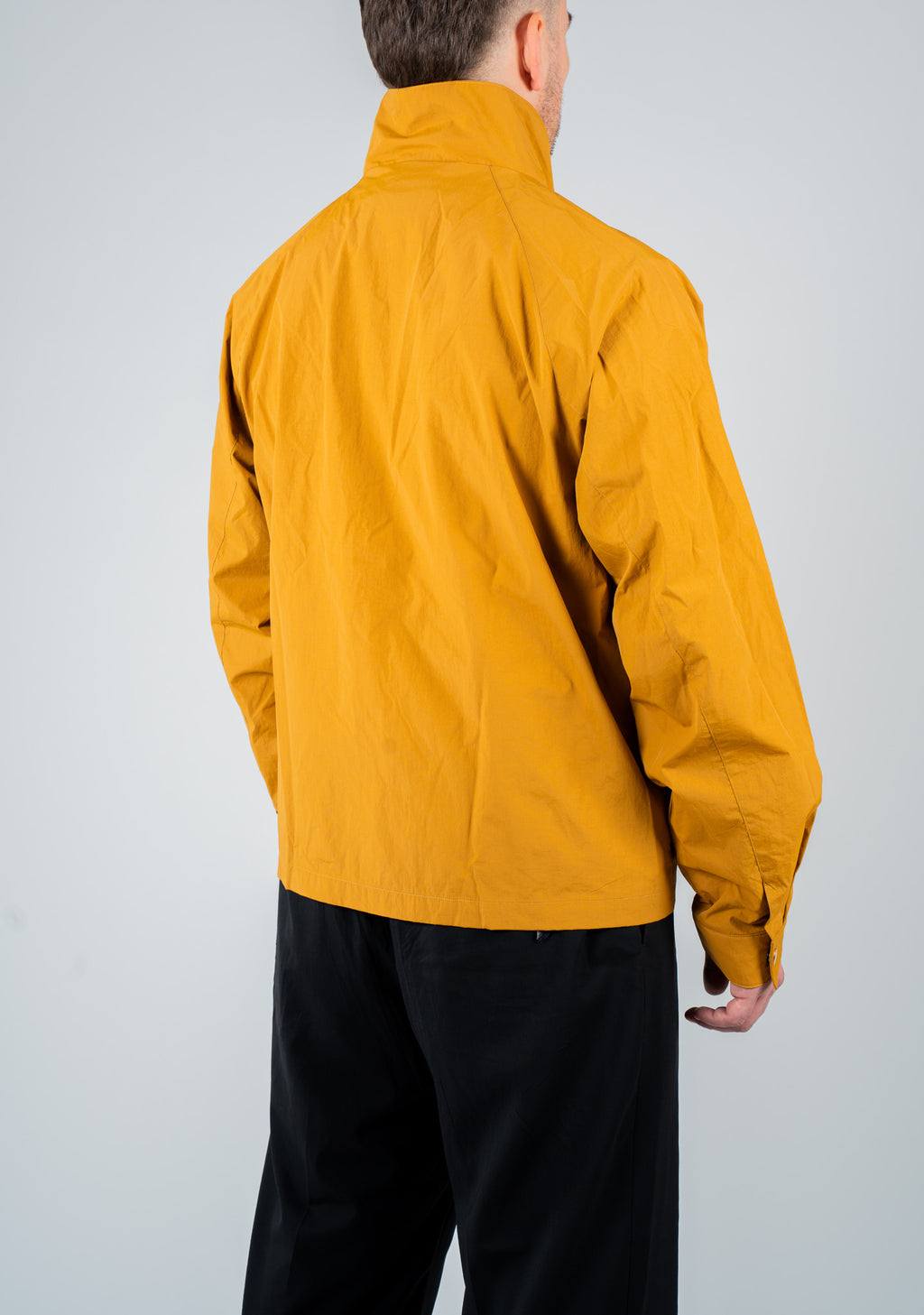 Giacca impermeabile color caramello con interno tecnico blu