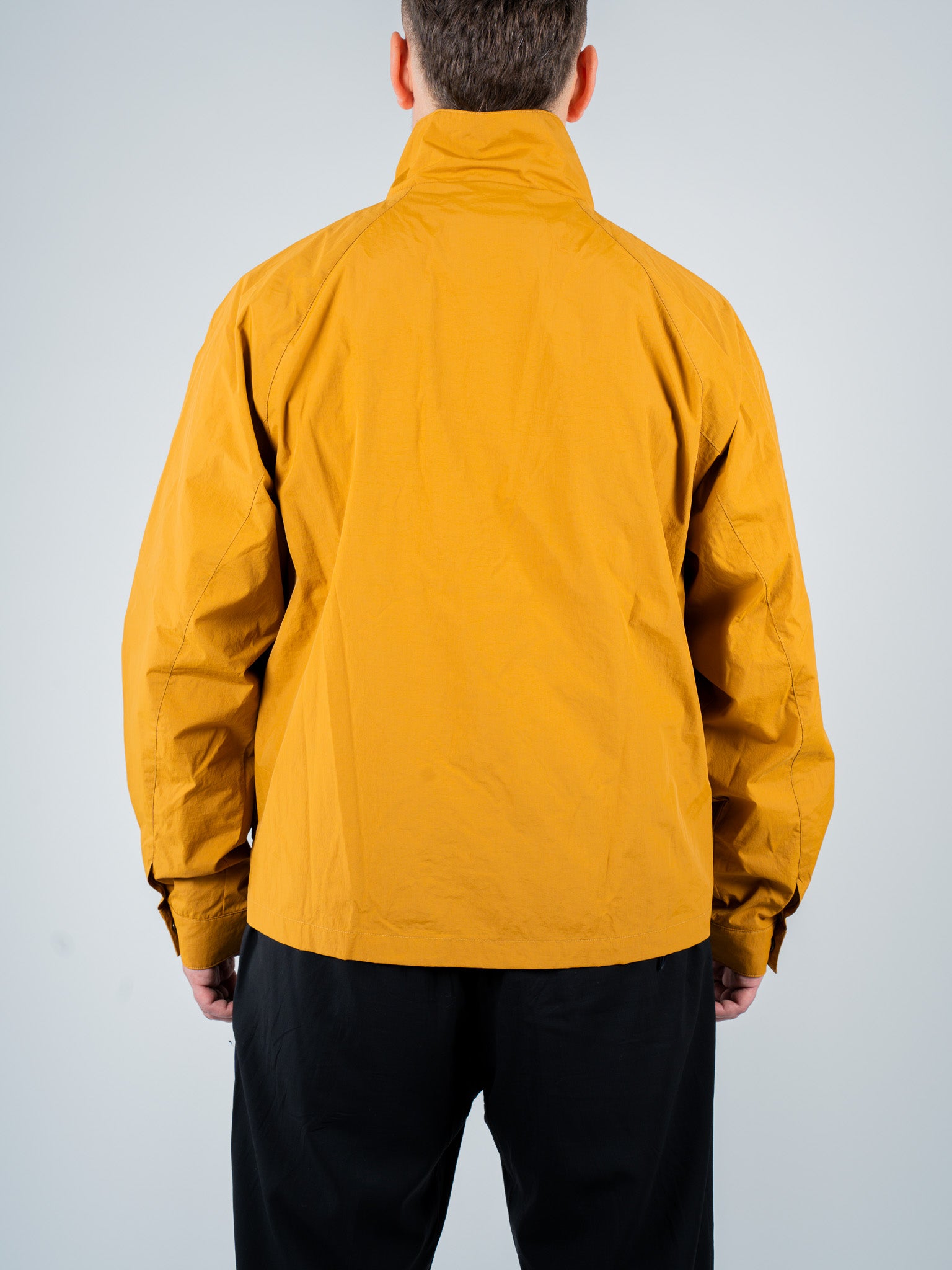 Giacca impermeabile color caramello con interno tecnico blu