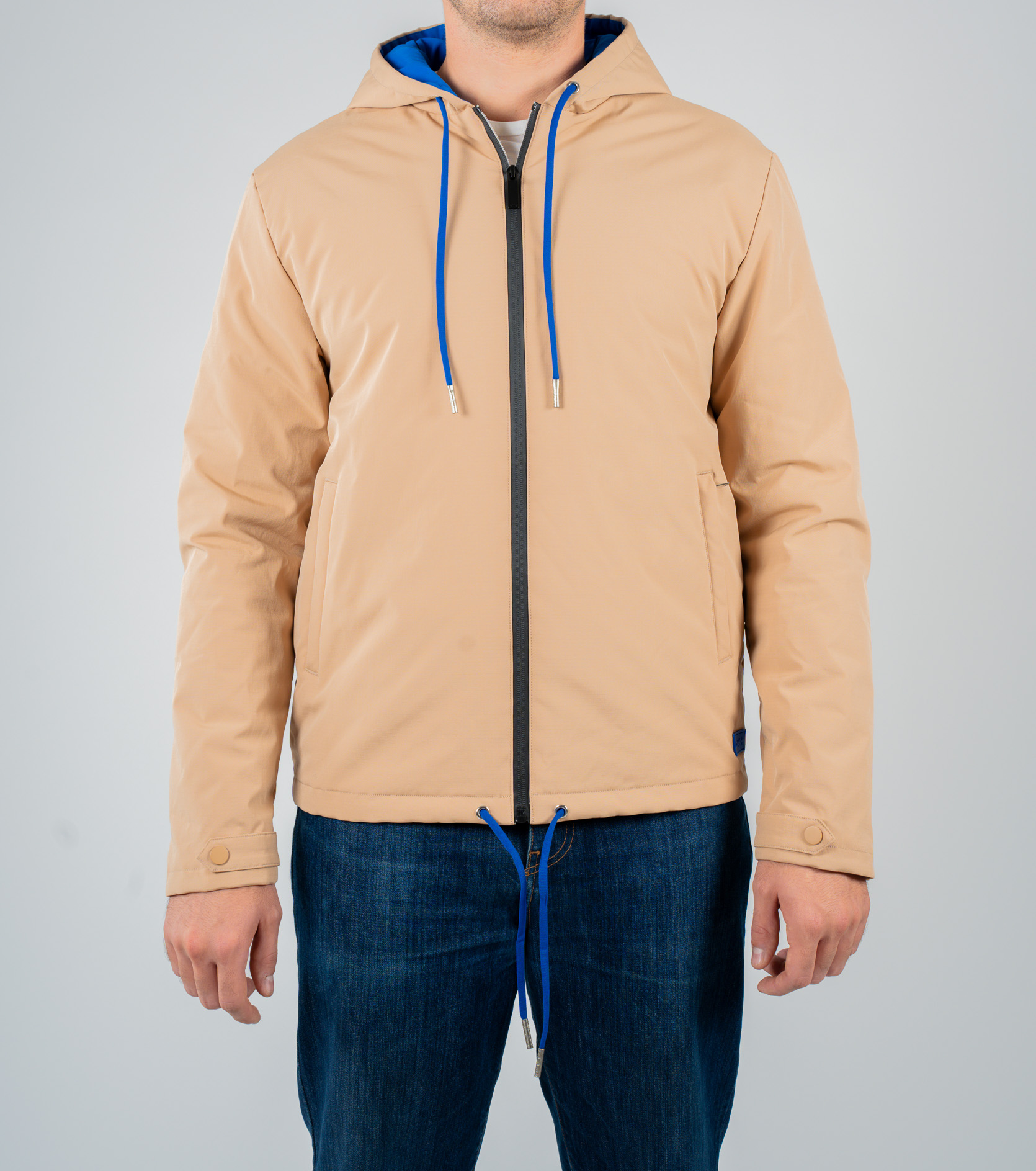 Giacca beige con cappuccio interno blu elettrico