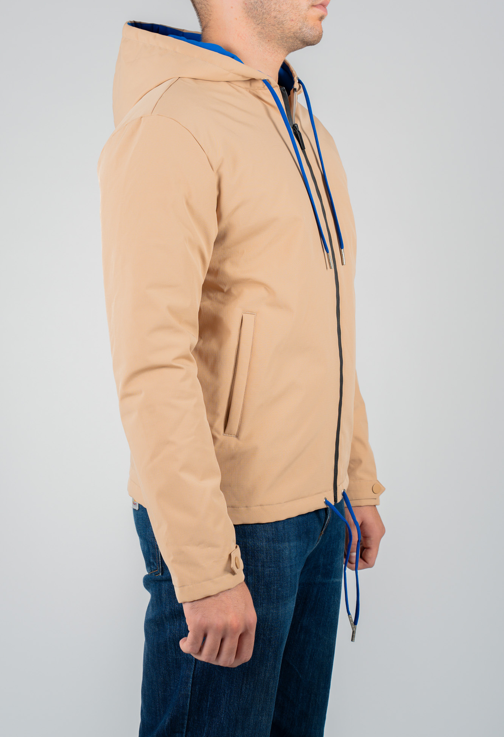 Giacca beige con cappuccio interno blu elettrico