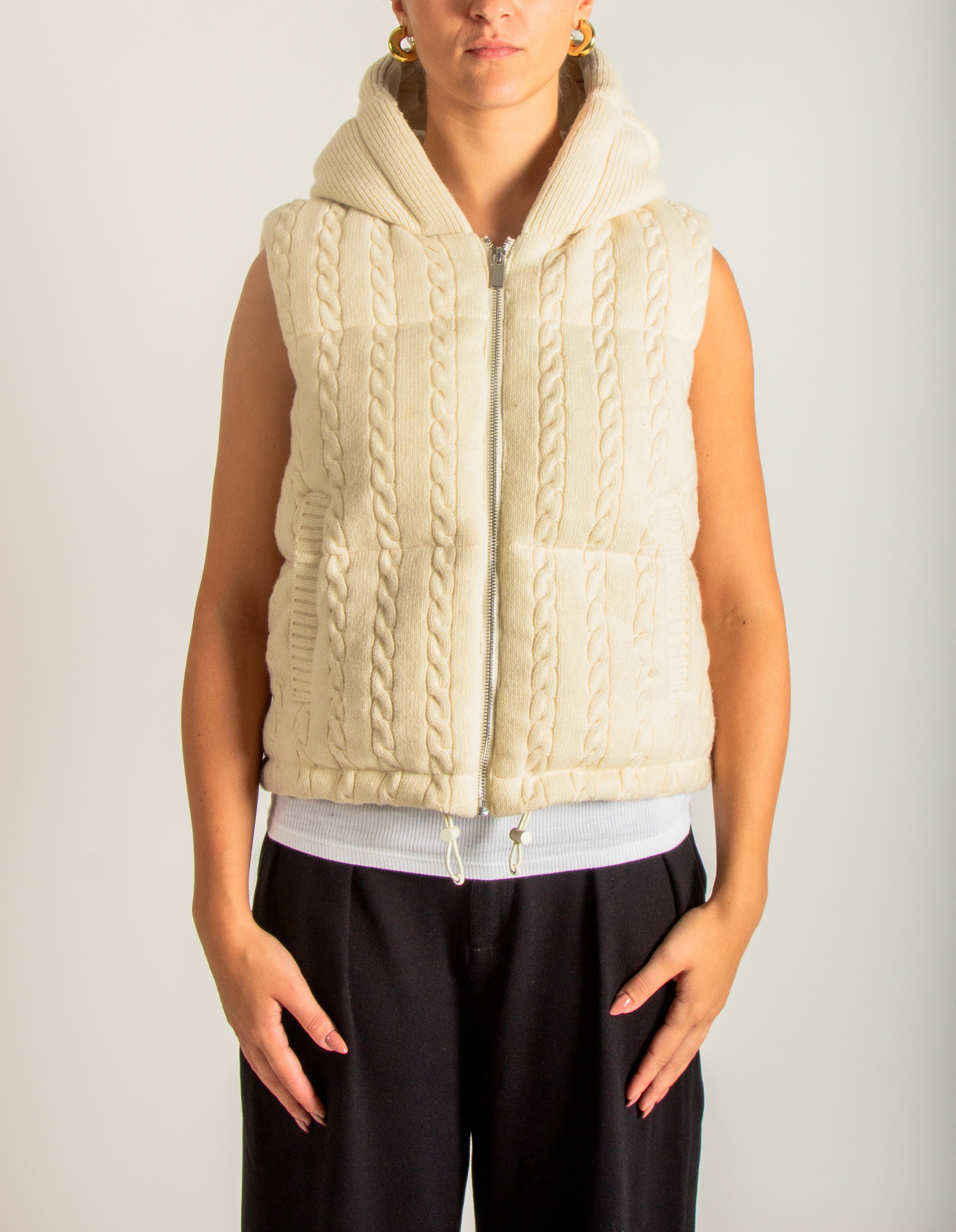 Piumino senza maniche in maglia lavorata a trecce