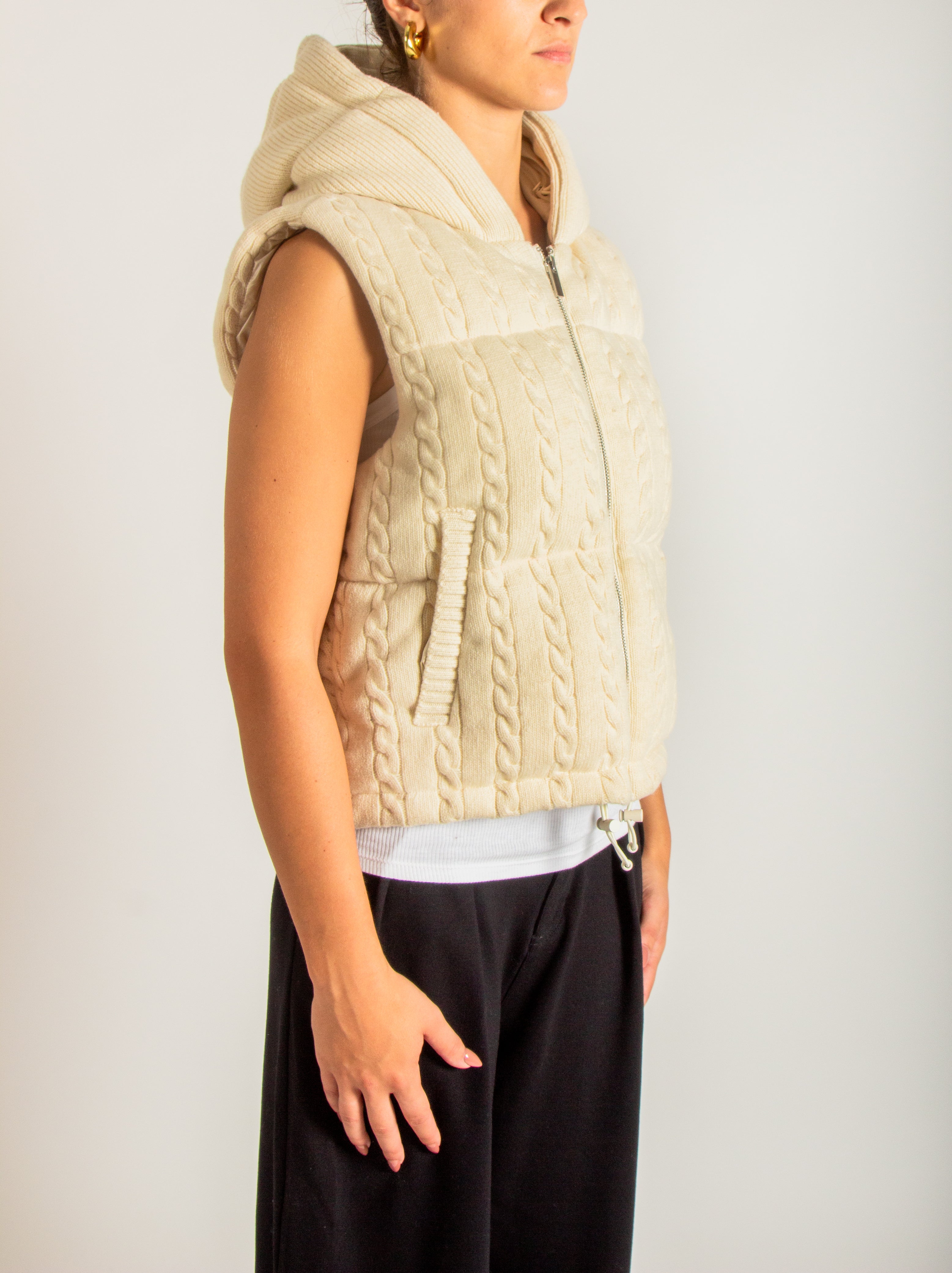 Piumino senza maniche in maglia lavorata a trecce