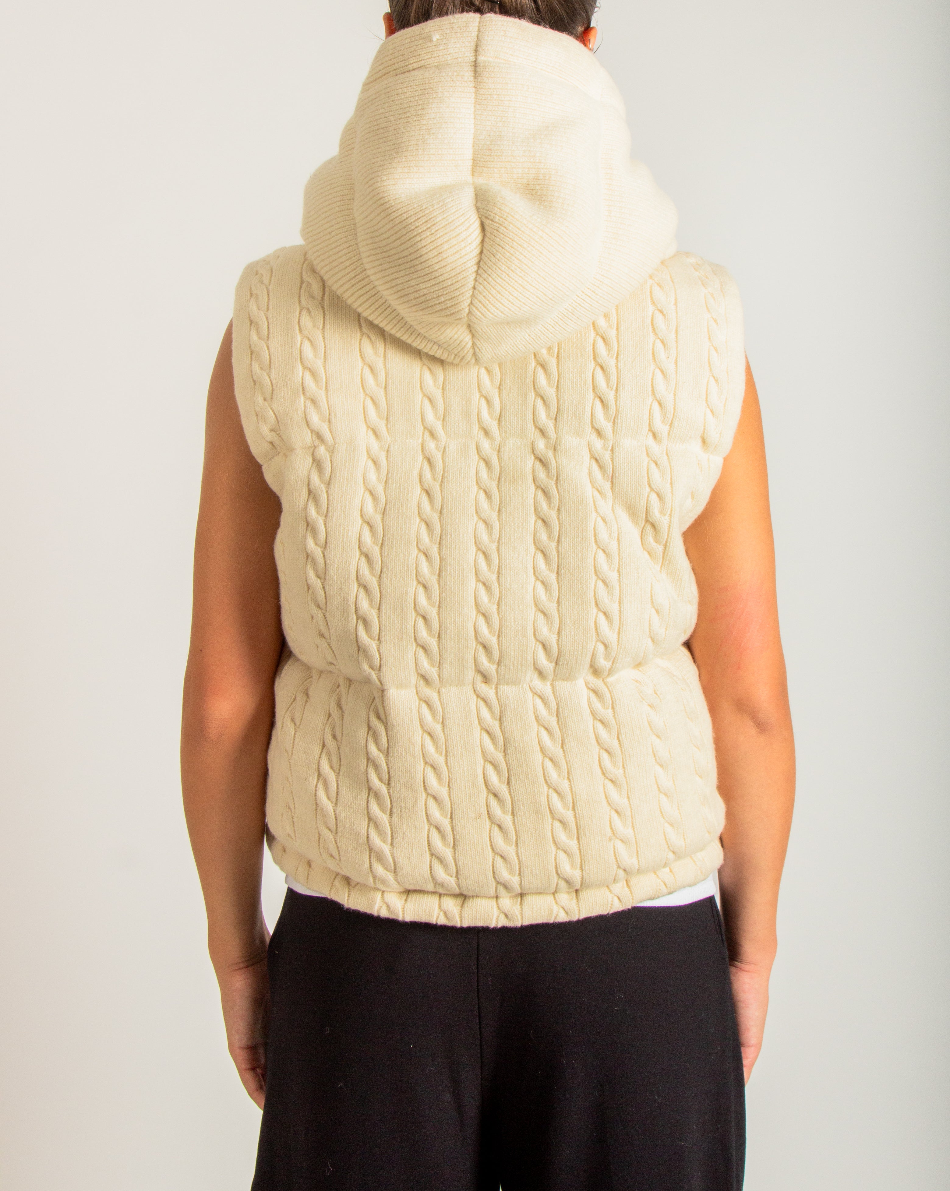 Piumino senza maniche in maglia lavorata a trecce