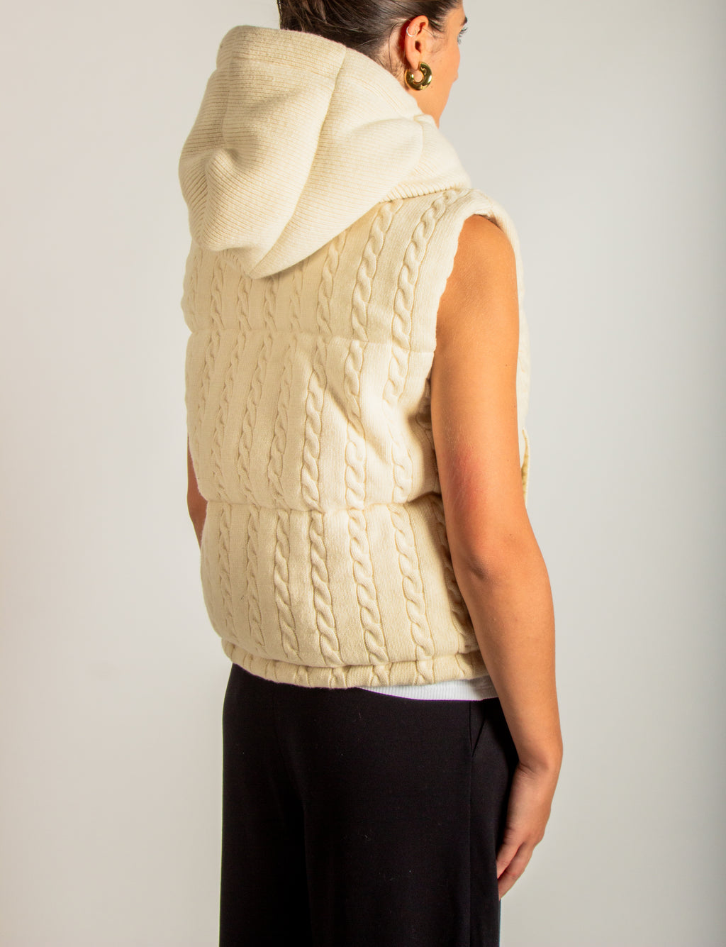 Piumino senza maniche in maglia lavorata a trecce