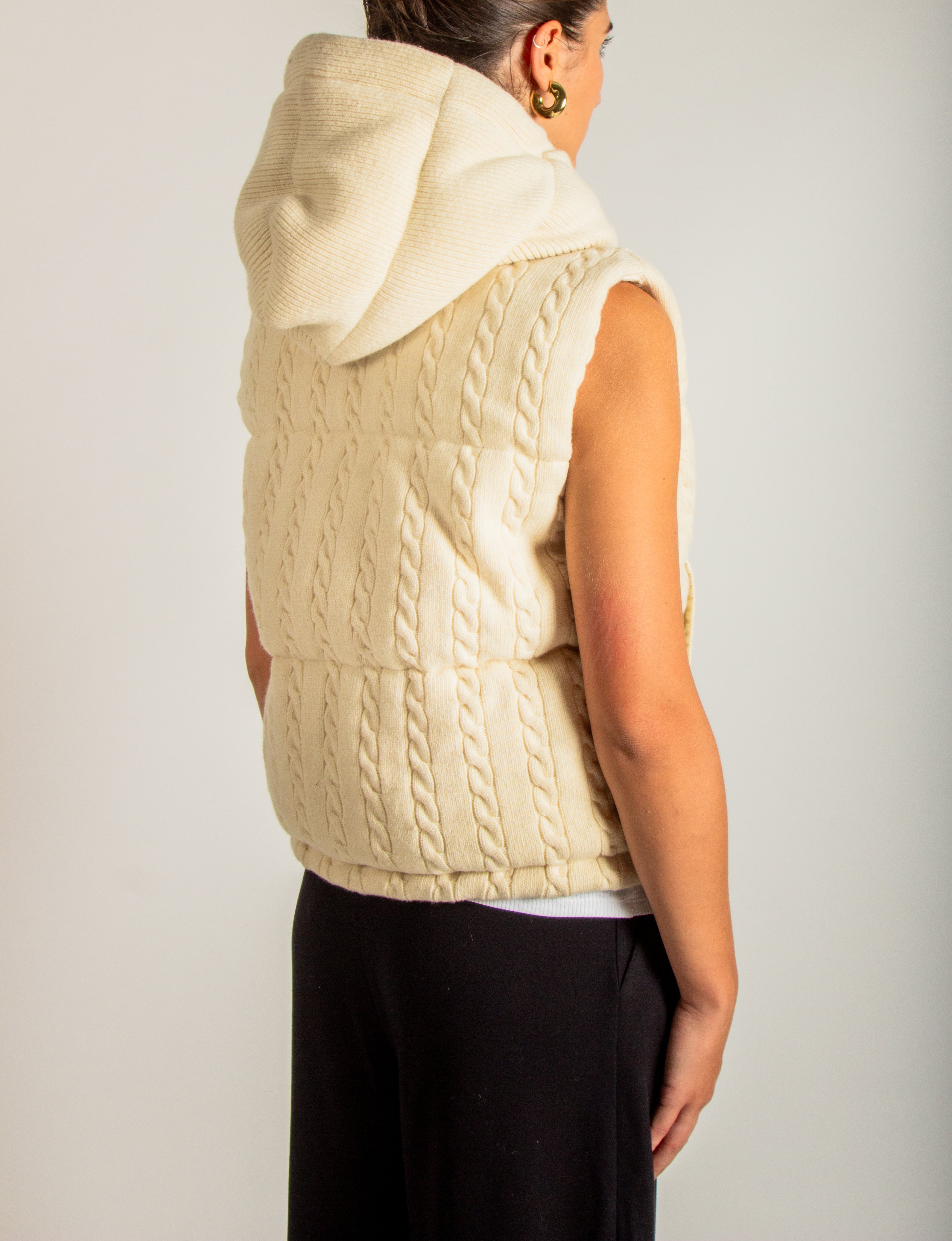 Piumino senza maniche in maglia lavorata a trecce