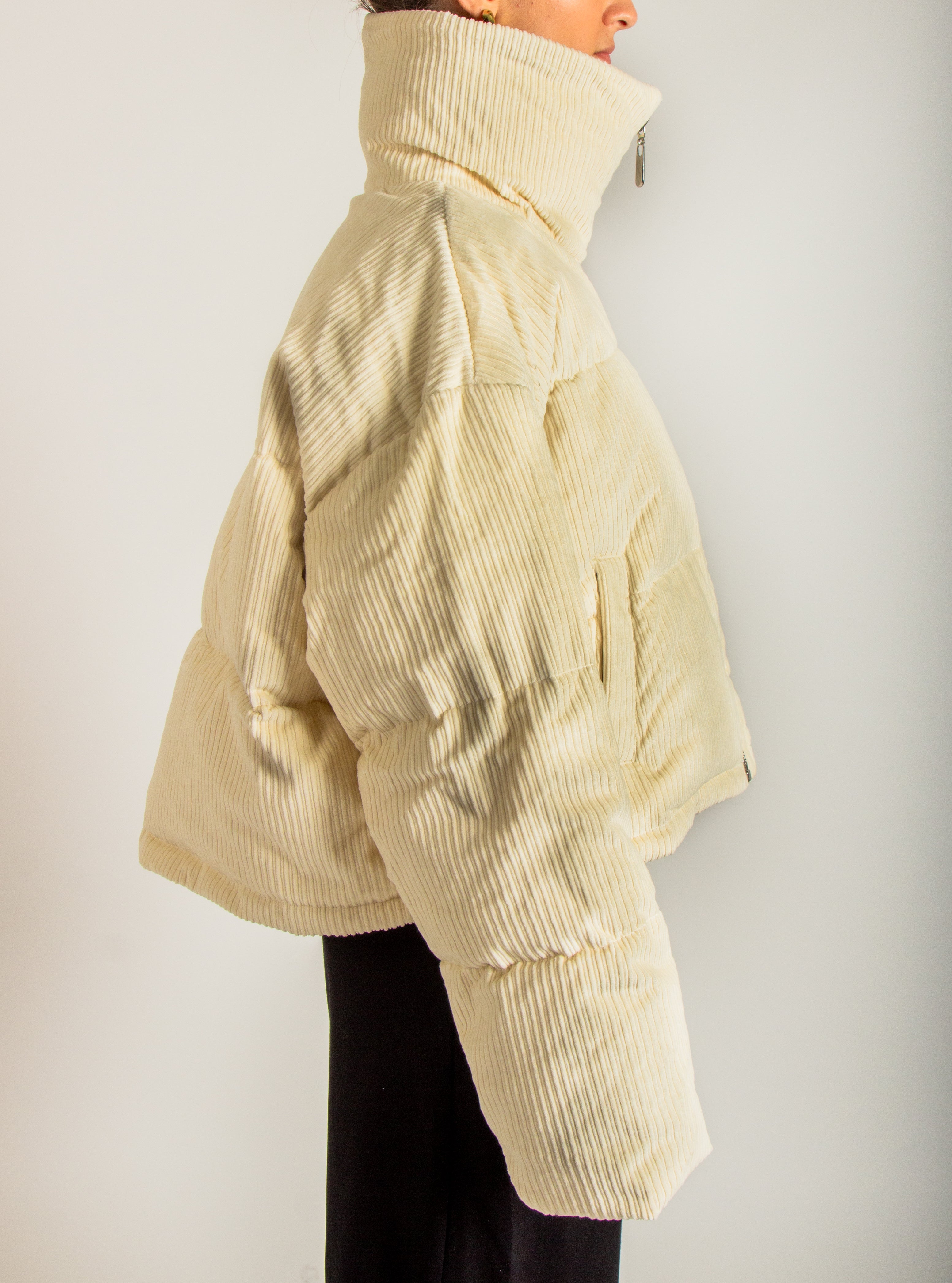 Piumino corto in velluto a coste